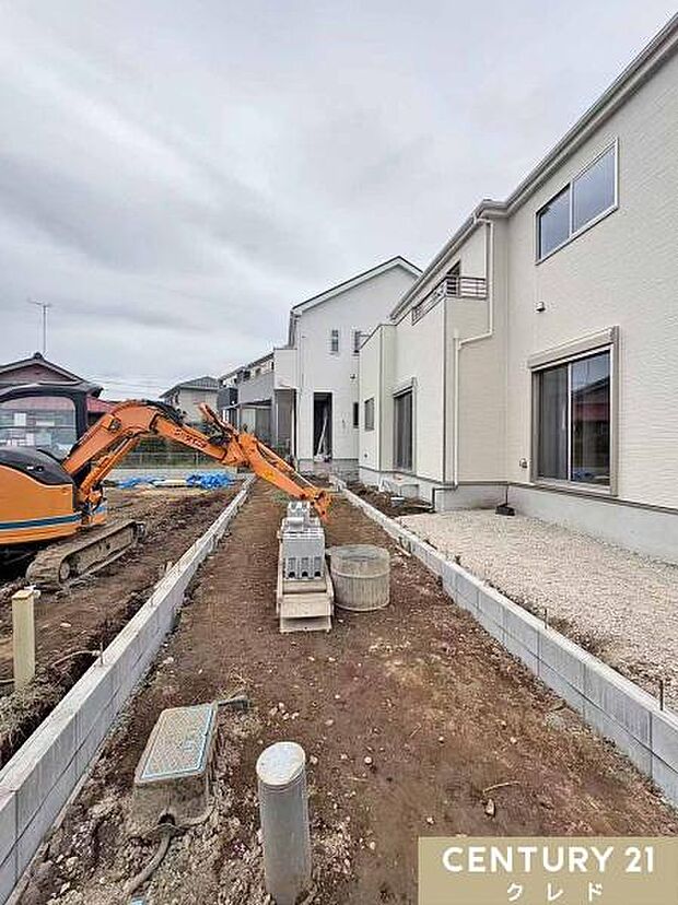 旗竿地ならではの落ち着いた住環境。駐車スペースは2台分あり、お車を複数台お持ちのご家庭にも便利です。