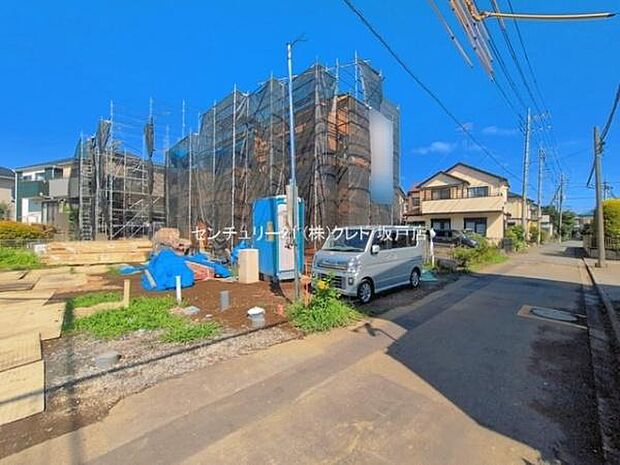 全棟2台駐車可能なカースペース付き。通勤やお子様の送り迎えなど、ご夫婦でお車をお持ちの方も安心です。