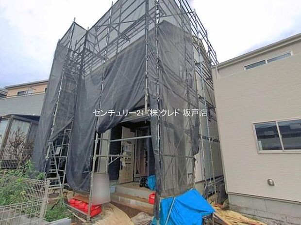 完成に向けて外壁工事が進行中。これから内装や設備が整い、少しずつ住まいが完成へ近づいていきます。