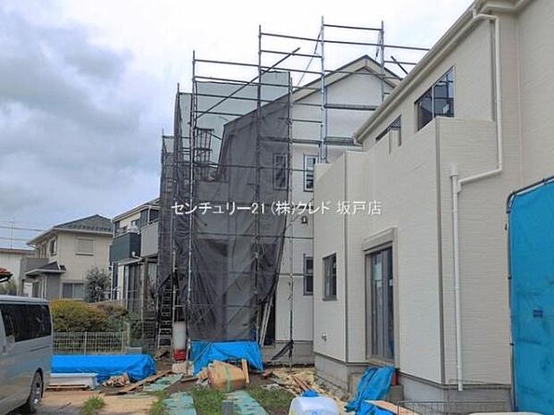 道路から奥まった旗竿地ならではの落ち着いた住環境。玄関を出てすぐ道路がないのも嬉しいポイントです。