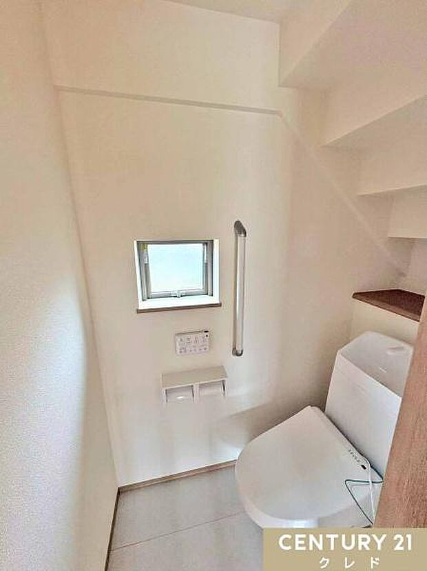 明るく爽やかな印象のトイレです。温水洗浄便座付きで毎日快適。お手入れもしやすく、清潔な状態を保ちやすいのも魅力です。