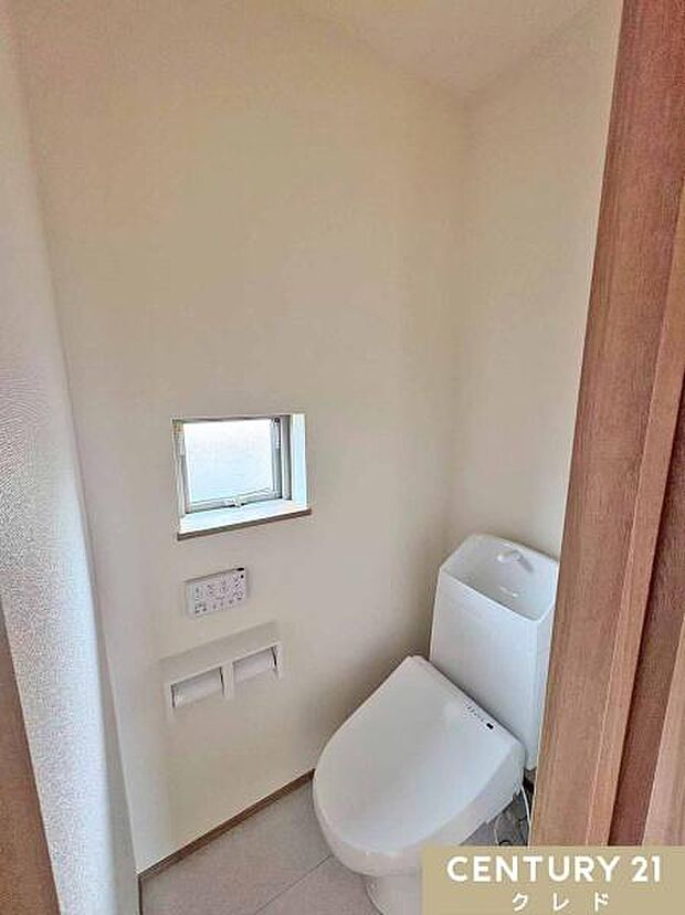 1・2階の各階にトイレがあります。朝の忙しい時間も順番待ちの心配がなく、万が一のトラブル時も安心です。