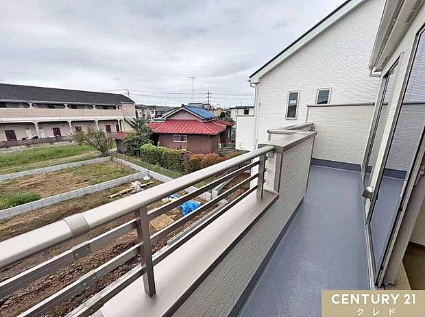 バルコニーからの眺望です。晴れた日には青空が広がり、心地よい風に包まれながら、ゆったりとした時間をお過ごしいただけます。