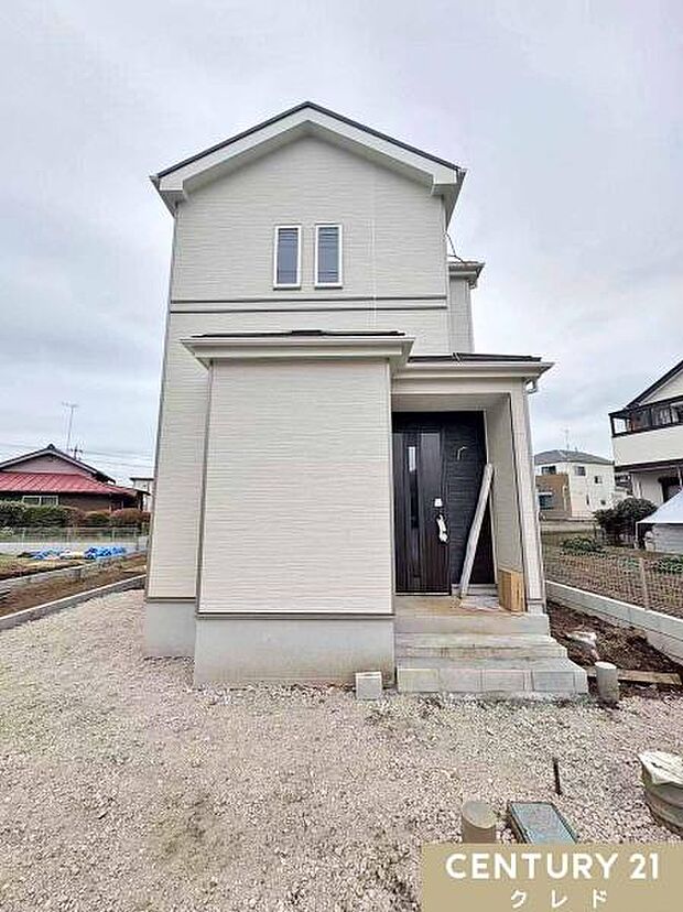 敷地内に2台駐車可能なカースペース付き。通勤やお子様の送り迎えなど、ご夫婦でお車をお持ちの方も安心です。