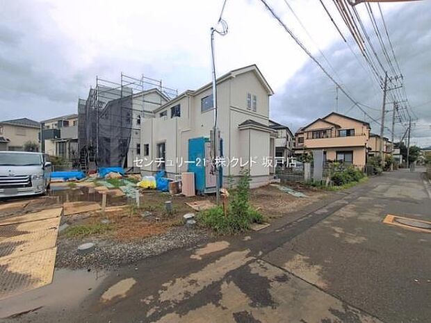 霞ヶ関小・中学校まで徒歩8分でお子様の通学も安心。商業施設も近隣に充実した住み良い環境です。