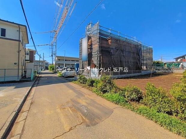 全棟2台駐車可能なカースペース付き。通勤やお子様の送り迎えなど、ご夫婦でお車をお持ちの方も安心です。