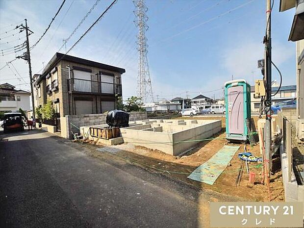コープ徒歩11分。商業施設や教育機関が徒歩圏内に充実した、子育て家族にも嬉しい住環境です。