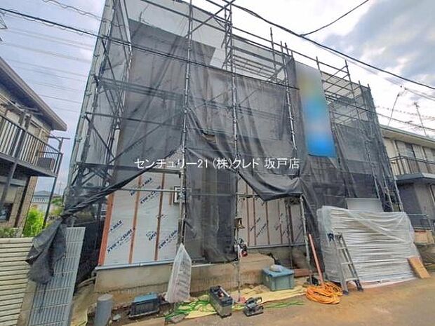 上棟が完了し防水シート張りを行っている段階です。あわせて玄関ドアも取り付けられており、住まいの輪郭が見えてきました。