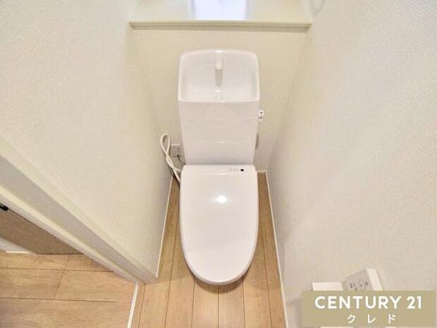 窓から自然光が入り、明るく爽やかな印象のトイレです。温水洗浄便座付きで毎日快適。お手入れもしやすく、清潔な状態を保ちやすいのも魅力です。