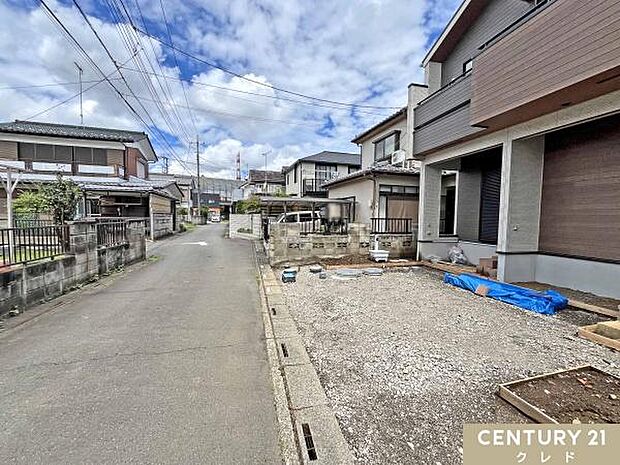 3面採光で明るいLDK17帖。広く設けた洗面室や水回り集約設計など家事効率の良い間取りです。