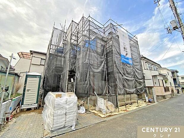 現在は、防水シートを施工中。雨水の浸入を防ぐ大切な工程で、完成に向けて工事が着々と進んでいます。