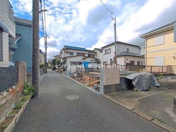 東武東上線「霞ヶ関」駅・JR川越線「的場」駅徒歩14分。2駅2路線利用可能で、通勤・通学にも便利な立地です。駐車場並列2台（車種による）