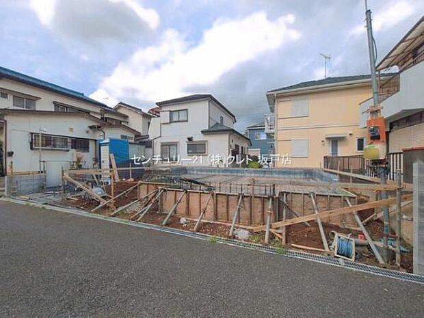 現在、基礎工事が進行中です。住まいを支える大切な基礎部分が着々と形になり、これから建物の完成に向けて工事が進んでいきます。