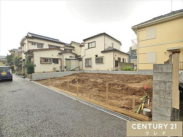 東武東上線「霞ヶ関」駅・JR川越線「的場」駅徒歩14分。2駅2路線利用可能で、通勤・通学にも便利な立地です。