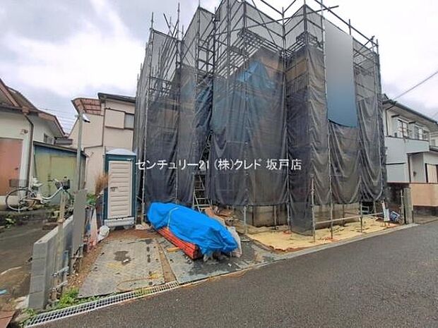 上棟を迎え、少しずつ家の形が見えてきました。完成に向けて、これからの工事も順調に進んでいきます。