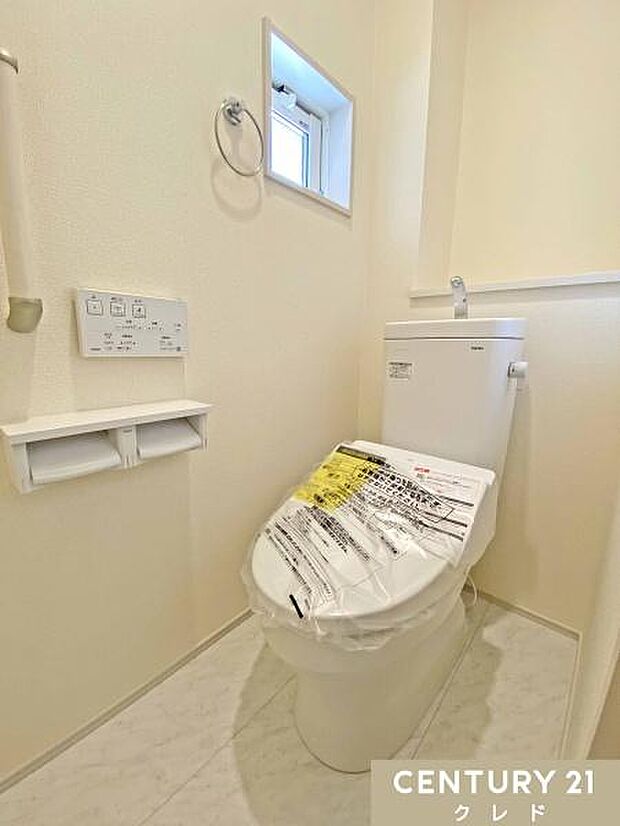 窓から自然光が入り、明るく爽やかな印象のトイレです。温水洗浄便座付きで毎日快適。お手入れもしやすく、清潔な状態を保ちやすいのも魅力です。