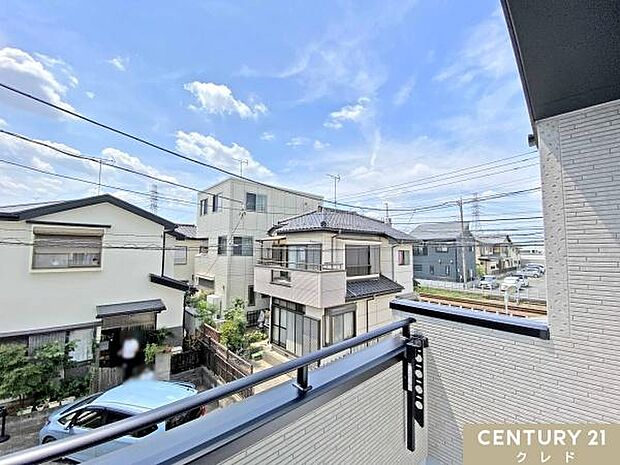 バルコニーからの眺望です。晴れた日には青空が広がり、心地よい風に包まれながら、ゆったりとした時間をお過ごしいただけます。