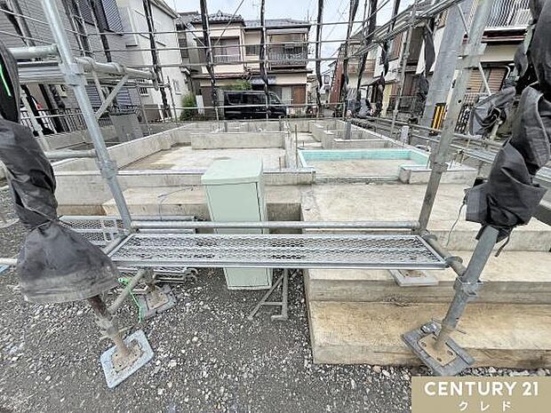 お住まいの基礎部分です。地盤調査を行った後に家の面積と同じ大きさの基礎を作ることでしっかりと家を支えます。