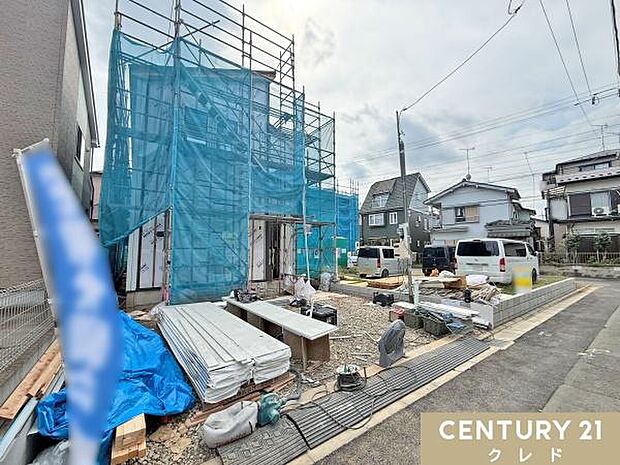 室内では壁紙、床材、設備機器取り付けなど、室内の細かい作業を行っています。
