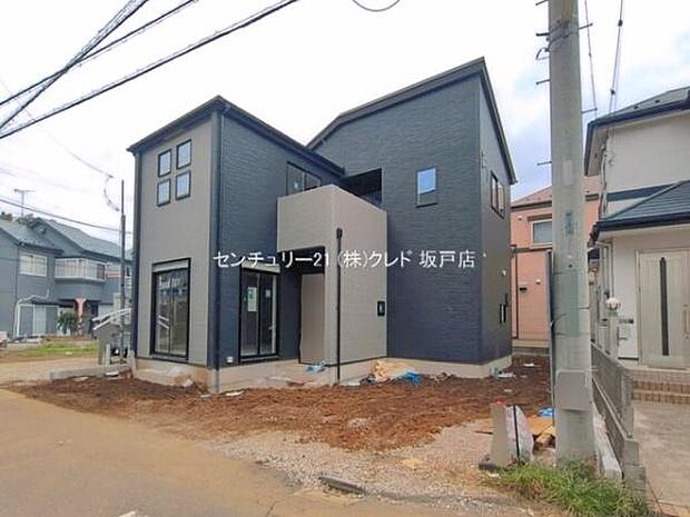 西武新宿線「南大塚」駅まで徒歩20分。並列2台駐車可能なカースペースを備えた、毎日の通勤や送迎にも便利な住まいです。