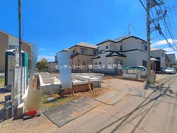 西武新宿線「南大塚」駅まで徒歩20分。並列2台駐車可能なカースペースを備えた、毎日の通勤や送迎にも便利な住まいです。