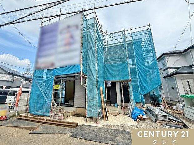 上棟が完了し防水シート貼りを行っている段階です。あわせて玄関ドアも取り付けられており、住まいの輪郭が見えてきました。