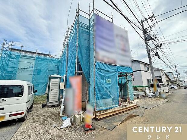 室内では壁紙、床材、設備機器取り付けなど、室内の細かい作業を行っています。