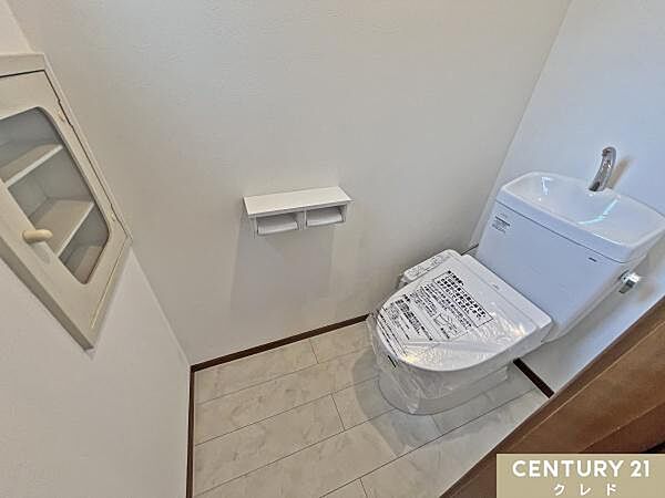 毎日肌の触れるトイレも新規交換で新品の物をお使いいただけます。スタイリッシュなデザインと機能性を両立させた温水洗浄便座です。
