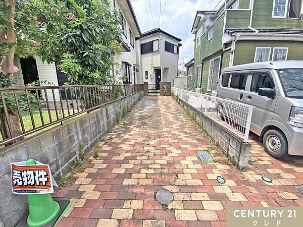 セカンドカーをお持ちの方も安心！2台分の駐車スペースがございます。毎日の通勤やお子様の送り迎えなど、車移動がメインの方にも嬉しいですね。