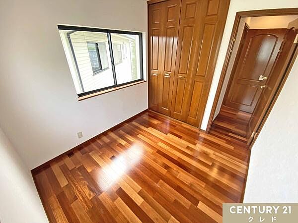 【洋室4.25帖】洋室が4部屋あるので家族一人ひとりのプライベート空間を持つことができます。子供部屋や書斎などライフスタイルに応じて活用できます。