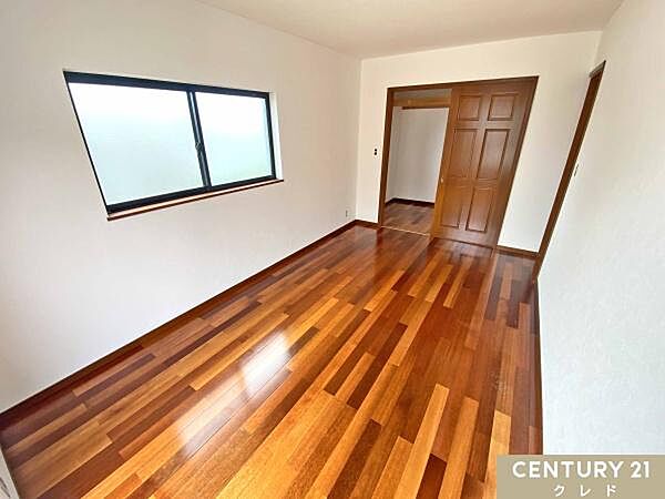 【洋室7.5帖】お住まいの中で最も広いお部屋はご夫婦の主寝室におすすめ！南向きで陽当たりが良く、気持ちよくお昼寝ができる安らぎ空間。