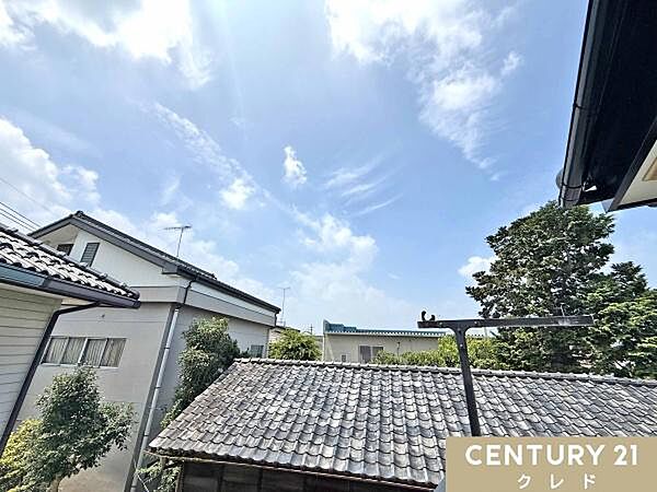 お住まいからは広々とした青空を眺めることができます。陽当りの良い住宅街なので家事や勉強の合間にほっと一息つくことができます。
