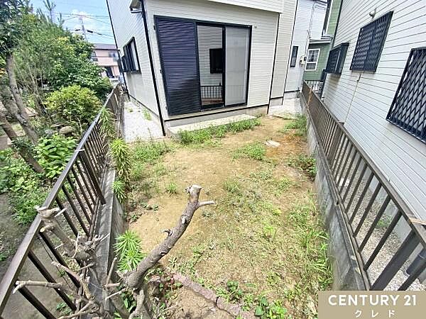 【南庭＆外水栓付き】南側にお庭があります。ガーデニングや家庭菜園なども楽しめます。自然とふれあい、四季を感じられる豊かな生活になりますね！