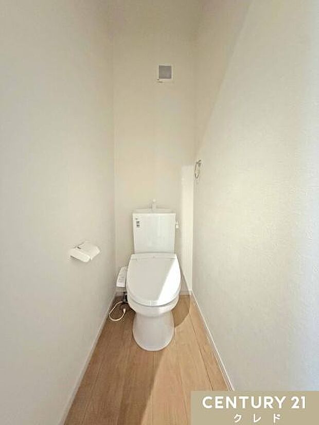 使い勝手の良い温水洗浄便座に、手洗い一体型タンクを備えたトイレ。トイレが2か所にあるので、朝の忙しい時間帯は待たずに使用できます。