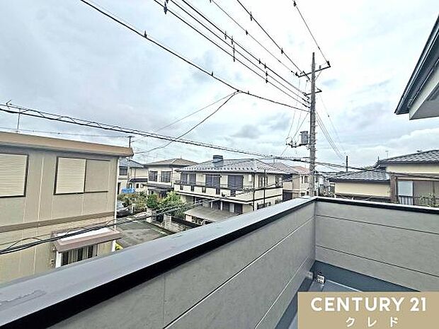 お住まいからは広々とした青空を眺めることができます。陽当りの良い住宅街かつ、緑を身近に感じられるのでほっと一息つくことができます。