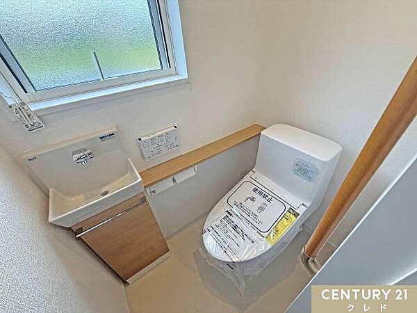 トイレ新規交換！肌への負担に配慮し、快適な生活をサポートする温水洗浄機能付きトイレ。手洗器付きトイレで、来客時も安心。