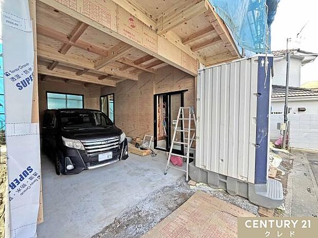 大切な愛車を雨風から守れる、広々としたガレージ付きの3LDK!荷物の出し入れにも便利で、愛車とともに快適な暮らしを楽しめる住まいです。
