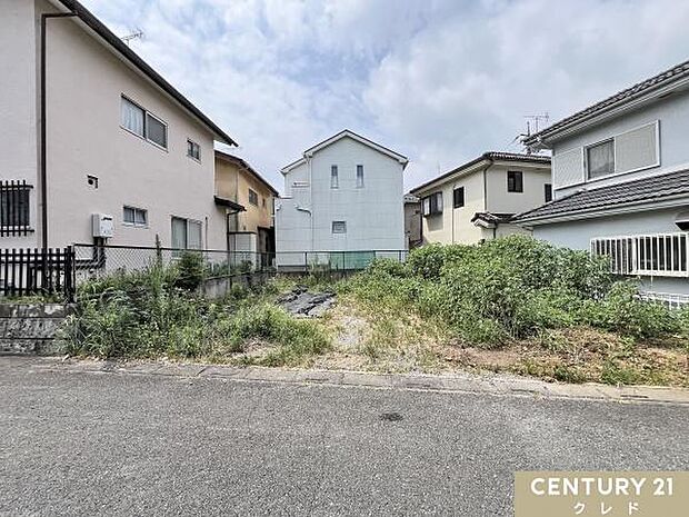 ただいまの土地は更地の状態です。建物を建てる前にしっかりと地盤の調査を行い、必要に応じて地盤改良を行います。