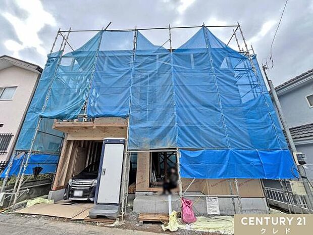 雨風や紫外線から愛車を守れるビルトインガレージ付きの新邸。上棟を迎え、住まいが少しずつ形になってきました。完成に向けて、工事も順調に進んでいます。
