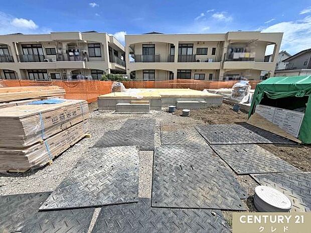 現在、基礎工事が進行中です。住まいを支える大切な基礎部分が着々と形になり、これから建物の完成に向けて工事が進んでいきます。
