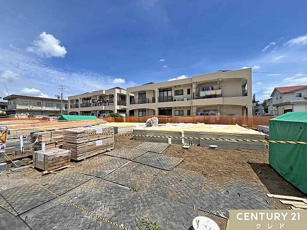現在、基礎工事が進行中です。住まいを支える大切な基礎部分が着々と形になり、これから建物の完成に向けて工事が進んでいきます。