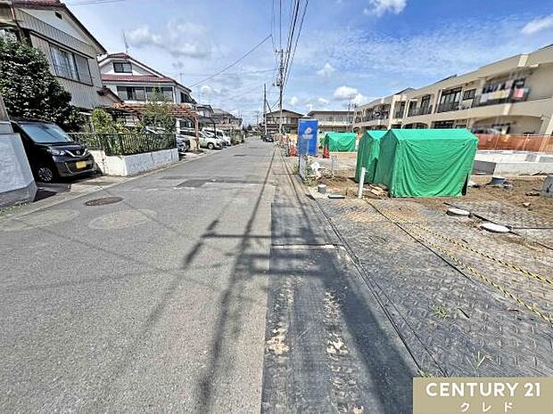 南西側6m道路に面した開放感のある立地。全棟、並列2台駐車可能なゆとりあるカースペース付きです。