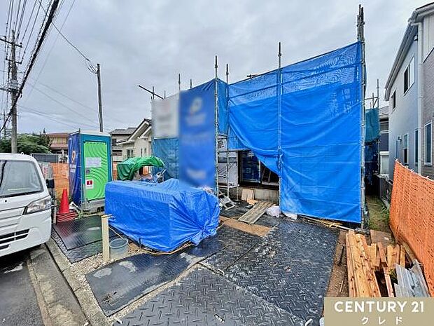 建物の骨組みとなる木材を設置し、基本的な構造を組み立てます。これにより建物の強度や耐震性を確保します。