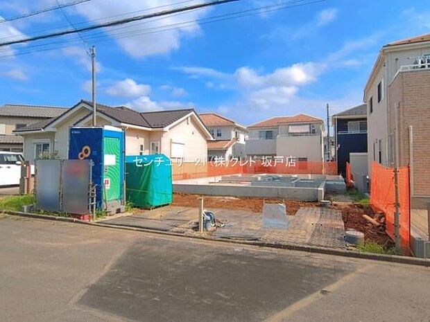 現在、基礎工事が進行中です。住まいを支える大切な基礎部分が着々と形になり、これから建物の完成に向けて工事が進んでいきます。