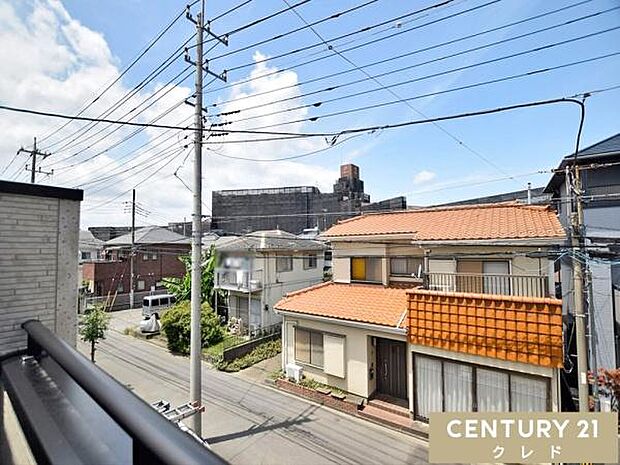 北西バルコニーからの眺望です。晴れた日には青空が広がり、心地よい風に包まれながら、ゆったりとした時間をお過ごしいただけます。