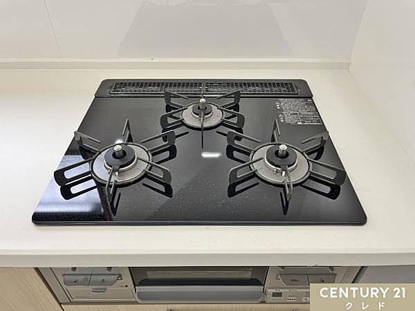 【調理時間を大幅に短縮できる3口コンロ】毎日使う場所だからこそ、新品のモデルを使用することにより安全性や機能性、快適さを実感。専用プレートを使えばグリルでの料理の幅も広がります。