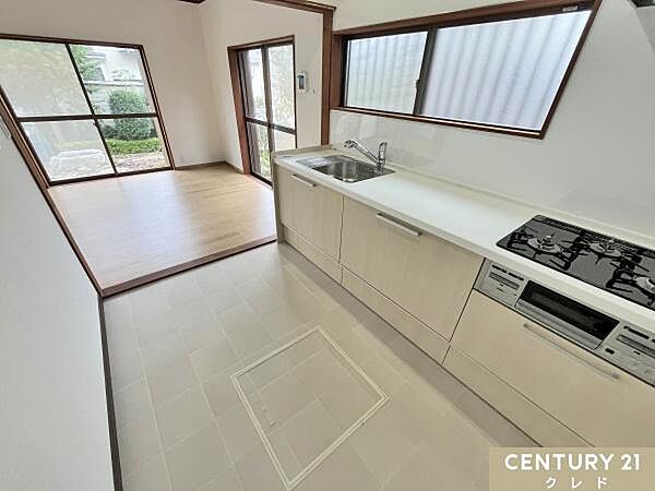 収納豊富なシステムキッチンは動線にゆとりを作り、住空間を広く確保。キッチンツールなどもすっきりと収納することができ毎日のお料理やお掃除も快適に行うことができます。