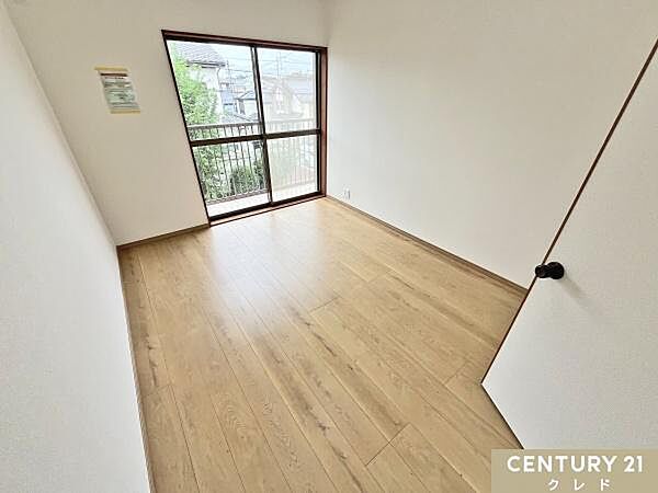 【洋室南側6帖】全室6帖の2階の洋室は子ども部屋も複数確保できます。ご家族が増えたりお子様が成長しても、部屋の役割を入れ替えやすい広さと間取りです。