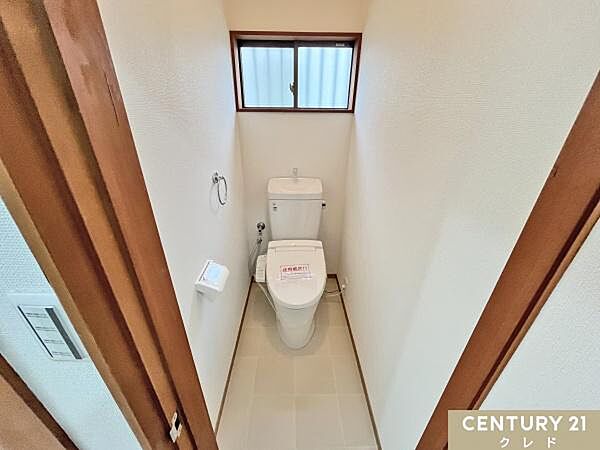 トイレ、個室内のクッションフロアも新しいものに交換しました。洗浄便座付きのトイレは様々な機能によって快適性も高まります。