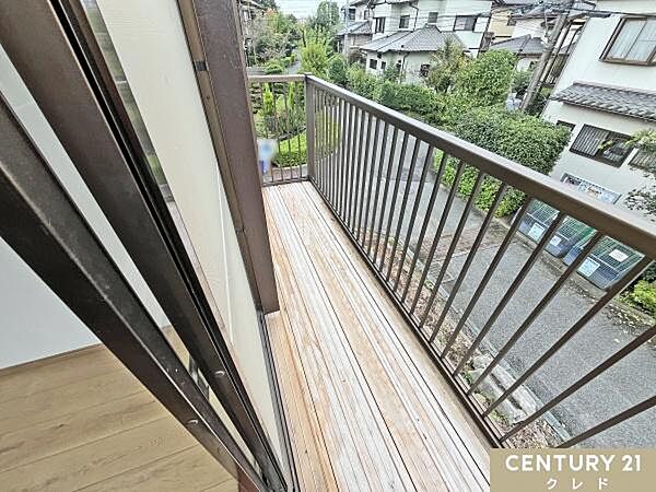 2つの居室から出入り可能な南東向きのバルコニー。角地で視界が開けているため、日当たりと風通しが良く、洗濯物が乾きやすいです。